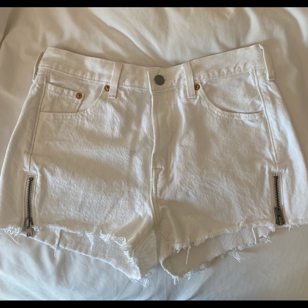 white levi shorts with zipper detailing